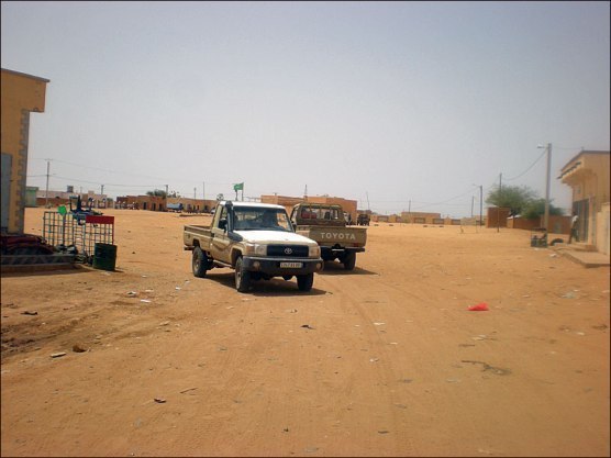 Des habitants de Bassiknou indiquent à Magharebia avoir vu des combattants soupçonnés appartenir à al-Qaida parcourir le désert en signe de démonstration de force. Des habitants de Bassiknou indiquent à Magharebia avoir vu des combattants soupçonnés appartenir à al-Qaida parcourir le désert en signe de démonstration de force.