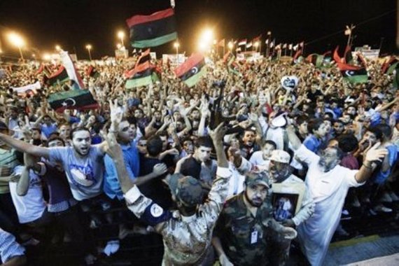 Des dizaines de milliers de Libyens célébraient l'arrestation d'un fils de Mouammar Kadhafi, dimanche soir sur la place Verte, au centre de Tripoli Des dizaines de milliers de Libyens célébraient l'arrestation d'un fils de Mouammar Kadhafi, dimanche soir sur la place Verte, au centre de Tripoli