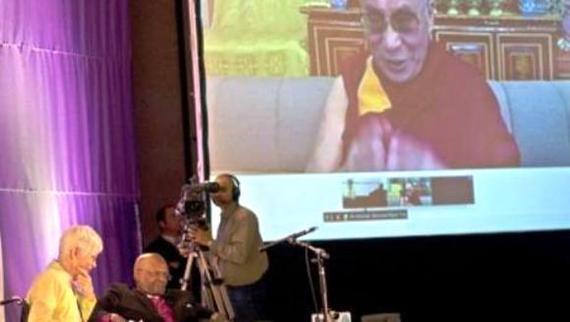 Auprès de l'archevêque Desmond Tutu, le dalaï lama évoque par vidéotransmission "la censure immorale" en Chine Auprès de l'archevêque Desmond Tutu, le dalaï lama évoque par vidéotransmission "la censure immorale" en Chine