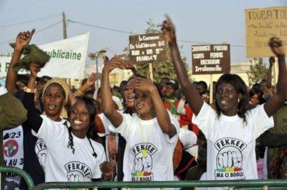 Des partisans du M23 , une coalition de partis d’opposition, le 23 janvier 2012 à Guediawaye, en banlieue de Dakar Signe des craintes de violences suscitées par la décision des cinq sages du Conseil constitutionnel, le gouvernement a interdit les manifestations politiques de jeudi, dernier jour de dépôt des candidatures, jusqu’à lundi. Des partisans du M23 , une coalition de partis d’opposition, le 23 janvier 2012 à Guediawaye, en banlieue de Dakar Signe des craintes de violences suscitées par la décision des cinq sages du Conseil constitutionnel, le gouvernement a interdit les manifestations politiques de jeudi, dernier jour de dépôt des candidatures, jusqu’à lundi.
