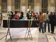 WADE HONORE PAR L'UNESCO : DES MANIFESTANTS SENEGALAIS EXHIBENT DES CERCUEILS EN PLEIN PARIS (PHOTOS) WADE HONORE PAR L'UNESCO : DES MANIFESTANTS SENEGALAIS EXHIBENT DES CERCUEILS EN PLEIN PARIS (PHOTOS)