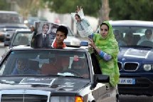 Des partisans du colonel Ely Ould Mohammed Vall expriment leur joie après le succès du référendum constitutionnel en Mauritanie, lundi 26 juin.