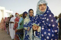 Des électeurs et électrices dans une file d'attente devant un bureau de vote pour le référendum à Nouakchott (Mauritanie), le 25 juin 2006. Des électeurs et électrices dans une file d'attente devant un bureau de vote pour le référendum à Nouakchott (Mauritanie), le 25 juin 2006.