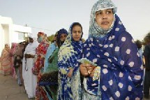 Des électeurs et électrices dans une file d'attente devant un bureau de vote pour le référendum à Nouakchott (Mauritanie), le 25 juin 2006.