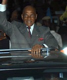 AVENUE LEOPOLD SEDAR SENGHOR : LE CORTEGE DU PRESIDENT WADE ATTAQUE