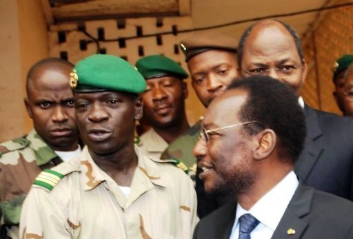 Le chef des députés maliens Dioncounda Traoré (D) et le Capitaine Amadou Sanogo à Kati, près de Bamako le 9 avril 2012 Le chef des députés maliens Dioncounda Traoré (D) et le Capitaine Amadou Sanogo à Kati, près de Bamako le 9 avril 2012