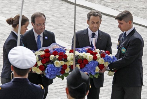 Hollande a célébré le 8 mai avec Sarkozy avant de retrouver ses dossiers. Commémoration de la fin de la Seconde Guerre mondiale. Hollande a célébré le 8 mai avec Sarkozy avant de retrouver ses dossiers. Commémoration de la fin de la Seconde Guerre mondiale.