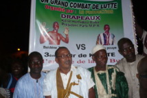 Lutte : Lo Production auréole Kane Hamidou Baba d’un drapeau Lutte : Lo Production auréole Kane Hamidou Baba d’un drapeau