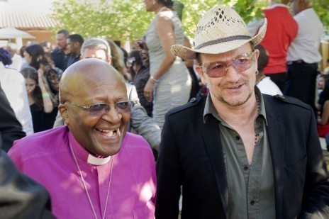 Desmond Tutu avec le chanteur Bono au Cap en 2011 Desmond Tutu avec le chanteur Bono au Cap en 2011
