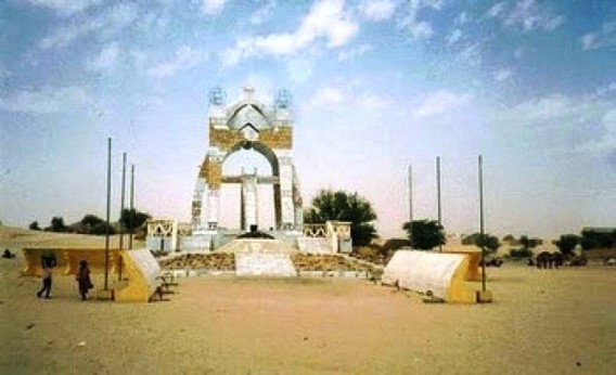 Des islamistes détruisent le monument de l'indépendance à Tombouctou Des islamistes détruisent le monument de l'indépendance à Tombouctou