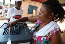 Ghana: une lutte serrée alors que les opérations de vote reprennent Ghana: une lutte serrée alors que les opérations de vote reprennent