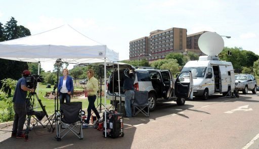 Des journalistes devant l’hôpital de Pretoria où est soigné Nelson Mandela. Des journalistes devant l’hôpital de Pretoria où est soigné Nelson Mandela.