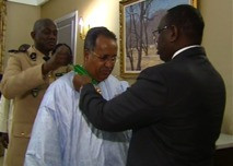Ahmed Hamza décoré par le président Macky Sall de l'ordre de Commandeur Ahmed Hamza décoré par le président Macky Sall de l'ordre de Commandeur