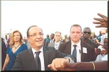 « Merci papa Hollande »: Tombouctou en liesse accueille son « libérateur ». « Merci papa Hollande »: Tombouctou en liesse accueille son « libérateur ».