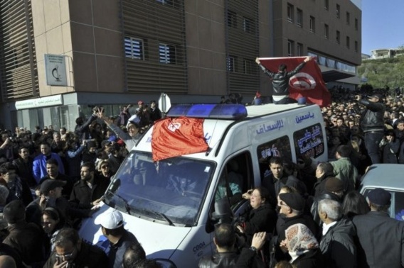 Le corps du chef de l'opposition Chokri Belaid est transporté d'une clinique vers l'hôpital public de Tunis pour autopsie. L'homme a été tué de trois balles à bout portant, ce mercredi, alors qu'il sortait de chez lui. Âgé de 48 ans, il était un critique acerbe du gouvernement. Le corps du chef de l'opposition Chokri Belaid est transporté d'une clinique vers l'hôpital public de Tunis pour autopsie. L'homme a été tué de trois balles à bout portant, ce mercredi, alors qu'il sortait de chez lui. Âgé de 48 ans, il était un critique acerbe du gouvernement.