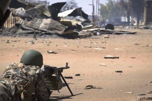 Un soldat malien tient une position lors de combats à Gao contre des islamistes, le 22 février 2013 Un soldat malien tient une position lors de combats à Gao contre des islamistes, le 22 février 2013
