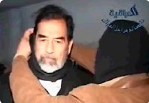 Le raïs déchu a refusé la cagoule qui lui était proposée. Le raïs déchu a refusé la cagoule qui lui était proposée.
