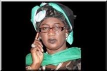 Célébration de la journée du 08 Mars : Lo Production auréole Madame Kane Peya Gueye d’un drapeau Célébration de la journée du 08 Mars : Lo Production auréole Madame Kane Peya Gueye d’un drapeau