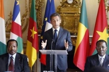 Juillet 2010, Nicolas Sarkozy rend un hommage contesté aux liens entre la France et l’Afrique (Paul Biya à gauche et Idriss Déby à droite) Juillet 2010, Nicolas Sarkozy rend un hommage contesté aux liens entre la France et l’Afrique (Paul Biya à gauche et Idriss Déby à droite)