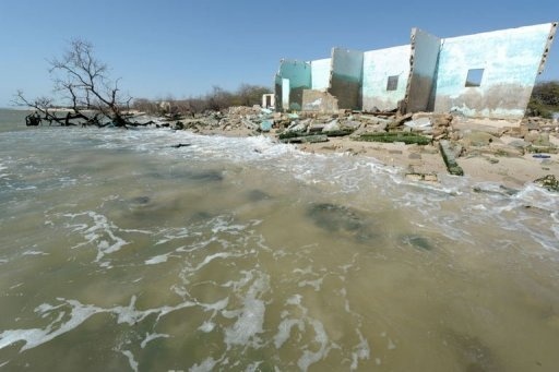 Photo du 7 mai 2013 d’une ancienne maison du village de Doun Baba Dièye, près de Saint-Louis, au nord du Sénégal Dans un rapport publié en 2008, Alioune Badiane, directeur d’ONU Habitat pour l’Afrique, désignait Saint-Louis comme la ville la plus menacée d’Afrique par la montée des eaux. En cause, le changement climatique, mais aussi l’ouverture d’un canal artificiel. - Photo du 7 mai 2013 d’une ancienne maison du village de Doun Baba Dièye, près de Saint-Louis, au nord du Sénégal Dans un rapport publié en 2008, Alioune Badiane, directeur d’ONU Habitat pour l’Afrique, désignait Saint-Louis comme la ville la plus menacée d’Afrique par la montée des eaux. En cause, le changement climatique, mais aussi l’ouverture d’un canal artificiel. -
