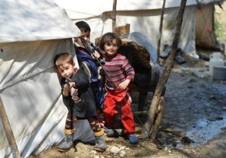 Des enfants dans un camp de réfugiés syriens le 23 avril 2013 à la frontière de la Syrie et de la Turquie Des enfants dans un camp de réfugiés syriens le 23 avril 2013 à la frontière de la Syrie et de la Turquie