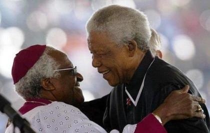 Noielson Mandela et Desmond Tutu le 17 mai 2003 à Soweto. L’archevêque Desmond Tutu, autre figure majeure de la lutte anti-apartheid et lui aussi prix Nobel de la paix, l’a qualifié un jour d’icône mondiale de la réconciliation Noielson Mandela et Desmond Tutu le 17 mai 2003 à Soweto. L’archevêque Desmond Tutu, autre figure majeure de la lutte anti-apartheid et lui aussi prix Nobel de la paix, l’a qualifié un jour d’icône mondiale de la réconciliation