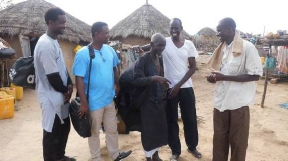 Le coordinateur de TPMN en compagnie de Ibrahima N'diaye et du doyen du camp. Le coordinateur de TPMN en compagnie de Ibrahima N'diaye et du doyen du camp.