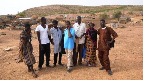 La délégation de TPMN en compagnie de quelques éléments de la coordination de Dakar (Mody Ba et Ibrahima Ndiaye), Moustapha Sy de Diataar et Néné N'diaye du camp de Médina Fanaye dans un camp de réfugiés. La délégation de TPMN en compagnie de quelques éléments de la coordination de Dakar (Mody Ba et Ibrahima Ndiaye), Moustapha Sy de Diataar et Néné N'diaye du camp de Médina Fanaye dans un camp de réfugiés.