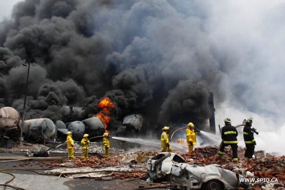 Ailleurs - Un train noir de pétrole tue : la ville Lac-Mégantic au Québec Ailleurs - Un train noir de pétrole tue : la ville Lac-Mégantic au Québec