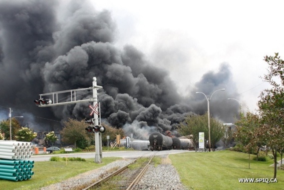 Ailleurs - Un train noir de pétrole tue : la ville Lac-Mégantic au Québec Ailleurs - Un train noir de pétrole tue : la ville Lac-Mégantic au Québec