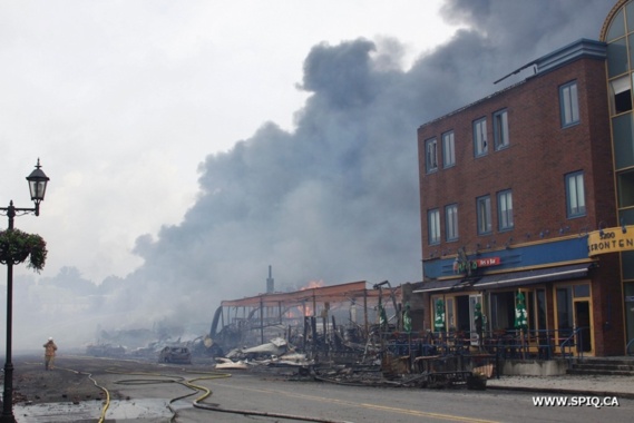 Ailleurs - Un train noir de pétrole tue : la ville Lac-Mégantic au Québec Ailleurs - Un train noir de pétrole tue : la ville Lac-Mégantic au Québec