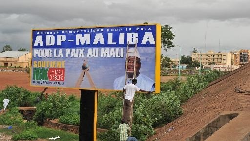 Un homme colle une affiche de campagne le 8 août 2013 à Bamako Un homme colle une affiche de campagne le 8 août 2013 à Bamako