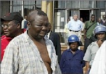 Morgan Tsvangirai, chef de file de l’opposition zimbabwéenne, souffre d’une fracture du crâne et se trouve en soins intensifs après avoir été battu par la police... Morgan Tsvangirai, chef de file de l’opposition zimbabwéenne, souffre d’une fracture du crâne et se trouve en soins intensifs après avoir été battu par la police...
