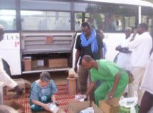 La Caravane de la Santé  attribue des lots de médicaments aux camps non visités