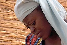 Habiba, 17 ans, qui habite un petit village du sud du Niger, a été mariée alors qu'elle avait tout juste 14 ans. Aujourd'hui, atteinte d'une fistule, elle a été mise au ban de son village. Habiba, 17 ans, qui habite un petit village du sud du Niger, a été mariée alors qu'elle avait tout juste 14 ans. Aujourd'hui, atteinte d'une fistule, elle a été mise au ban de son village.