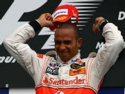 Lewis Hamilton, premier pilote noir de l'histoire de la F1. Lewis Hamilton, premier pilote noir de l'histoire de la F1.