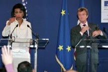 La communauté internationale, qui n'a pas été capable de mettre fin aux massacres au Darfour, doit contraindre le Soudan à accepter le déploiement d'une force internationale dans la région La communauté internationale, qui n'a pas été capable de mettre fin aux massacres au Darfour, doit contraindre le Soudan à accepter le déploiement d'une force internationale dans la région