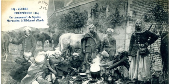 Un campement de spahis marocains à Ribécourt dans l'Oise, en 1914. (Collection Eric Deroo)