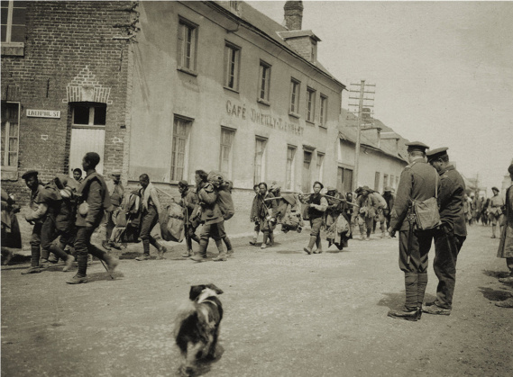 Travailleurs chinois en déplacement à Puchevillers (Flandres), photographie anonyme, 1918.  (SHD) Travailleurs chinois en déplacement à Puchevillers (Flandres), photographie anonyme, 1918.  (SHD)