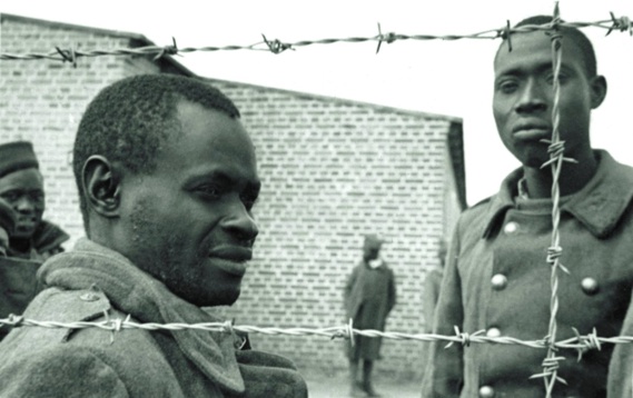 Tirailleurs africains dans un camp de prisonniers en Lorraine, en 1940. (Service historique de la défense) Tirailleurs africains dans un camp de prisonniers en Lorraine, en 1940. (Service historique de la défense)