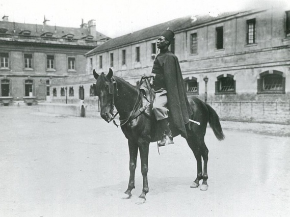 Ci-dessus, un spahi sénégalais sur son cheval, en 1913. Les spahis étaient des unités de cavalerie appartenant à l'armée d'Afrique dépendant de l’armée de terre
