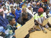 Les habitants du village de N'Dioum, rassemblés pour écouter le message du comité de concertation. Les habitants du village de N'Dioum, rassemblés pour écouter le message du comité de concertation.
