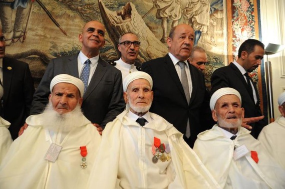 Le ministre de la Défense Jean-Yves Le Drian (2è d) et le secrétaire d'Etat aux Anciens combattants, Kader Arif (g) posent le 14 août 2014 à Paris avec des vétérans de l'armée française venus d'Afrique du nord lors d'une cérémonie de remise de médailles pour célébrer le 70è anniversaire du débarquement de Provence