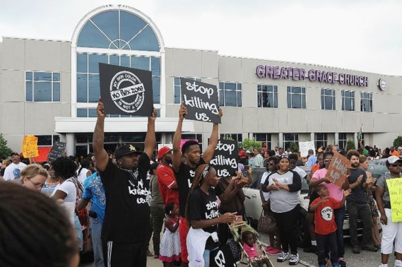 Devant la Greater Grace Church de Ferguson, lors d'un rassemblement dimanche à la mémoire de Michael Brown. Devant la Greater Grace Church de Ferguson, lors d'un rassemblement dimanche à la mémoire de Michael Brown.
