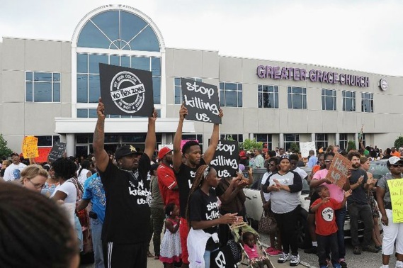 Devant la Greater Grace Church de Ferguson, lors d'un rassemblement dimanche à la mémoire de Michael Brown.