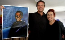 Le scénariste américain Keir Pearson et la mère adoptive de Nkosi Johnson (portrait) Le scénariste américain Keir Pearson et la mère adoptive de Nkosi Johnson (portrait)