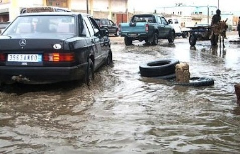 72 heures après une pluie de 35 mm, les habitants de Nouakchott pataugent dan la boue