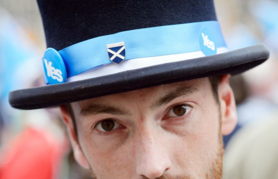 Un partisan du Oui à Glasgow, mercredi, à la veille du référendum écossais. Le sort de la nation repose entre les mains de 600 000 indécis. Un partisan du Oui à Glasgow, mercredi, à la veille du référendum écossais. Le sort de la nation repose entre les mains de 600 000 indécis.