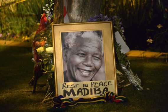 L’Afrique du Sud élève prières et incantations à Mandela mort il y a un an. L’Afrique du Sud élève prières et incantations à Mandela mort il y a un an.