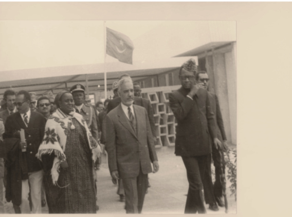 Février 1978, inauguration de l’Ecole Normale Supérieure de Nouakchott. De droite à gauche : Son Excellence Mobutu Sese Seko, Président de la République du Zaïre, Son Excellence Moktar Ould Daddah, Président de la RIM et Madame Ba, directrice de l’ENS. Février 1978, inauguration de l’Ecole Normale Supérieure de Nouakchott. De droite à gauche : Son Excellence Mobutu Sese Seko, Président de la République du Zaïre, Son Excellence Moktar Ould Daddah, Président de la RIM et Madame Ba, directrice de l’ENS.